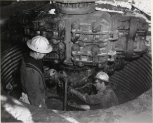 Sealing an oil well, Moonie 16, Queensland, July 1963 - Trove